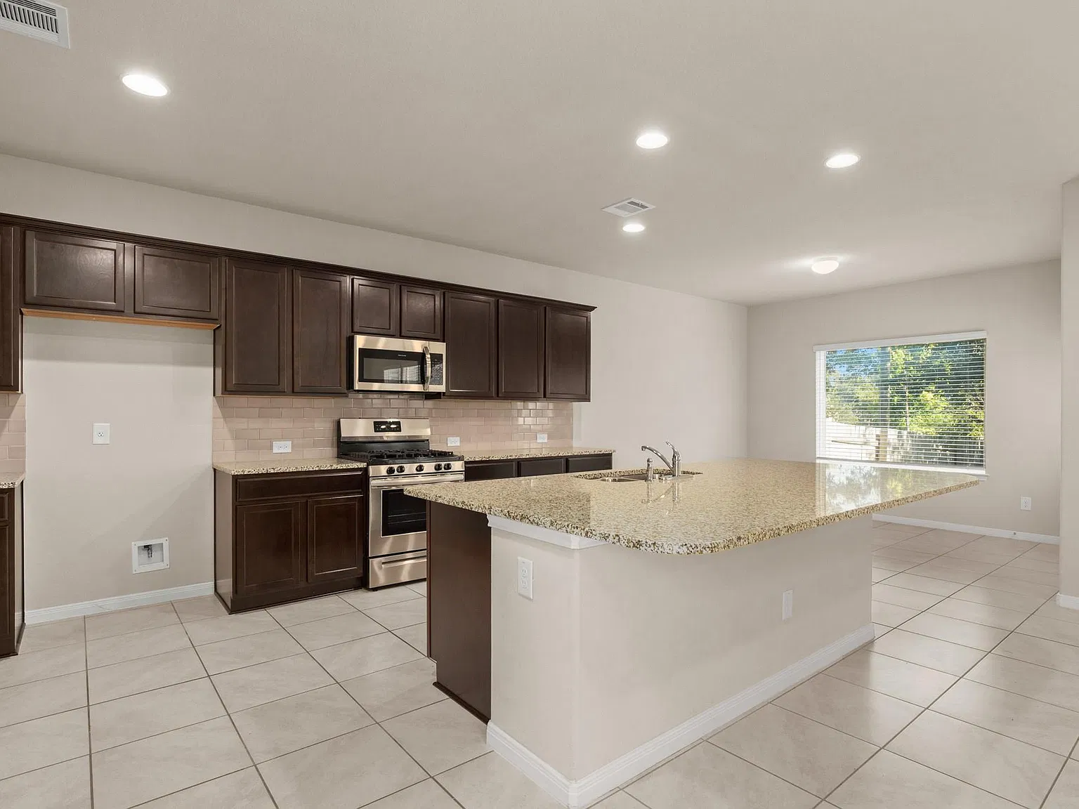 3 bed, 2.5 bath, 2034 sqft, $2,100 — Photo 4