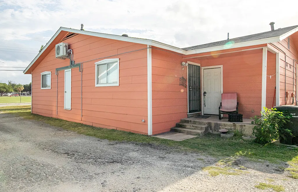 Charming 1-Bed / 1-Bath Duplex Near Woodlawn Lake — Photo 4