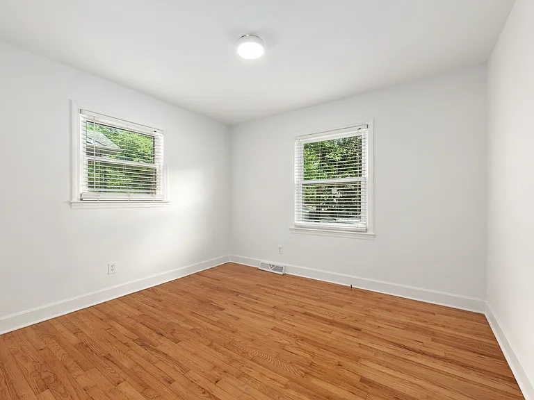 1129 Eastview Dr — Photo 17