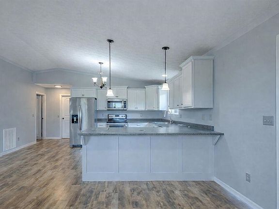 4th image of 1019 Berry Rd