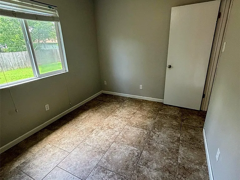 1903 Aberdeen Dr — Photo 7