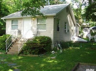 87 Palm Rd, Rocky Point, NY 11778