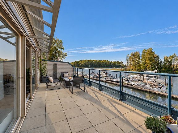 4th image of 4743 River Rd W #202