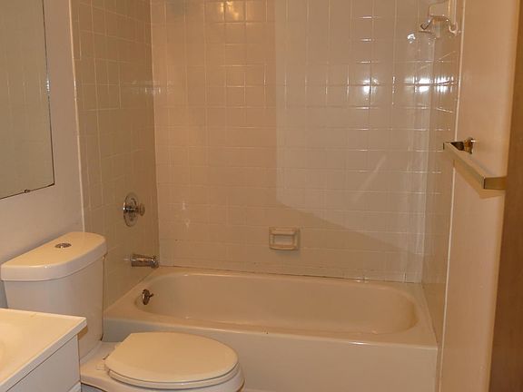4th image of 3026 Sir Hamilton Cir