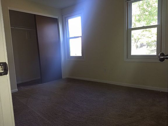 3rd image of 15 Fox Glove Ln