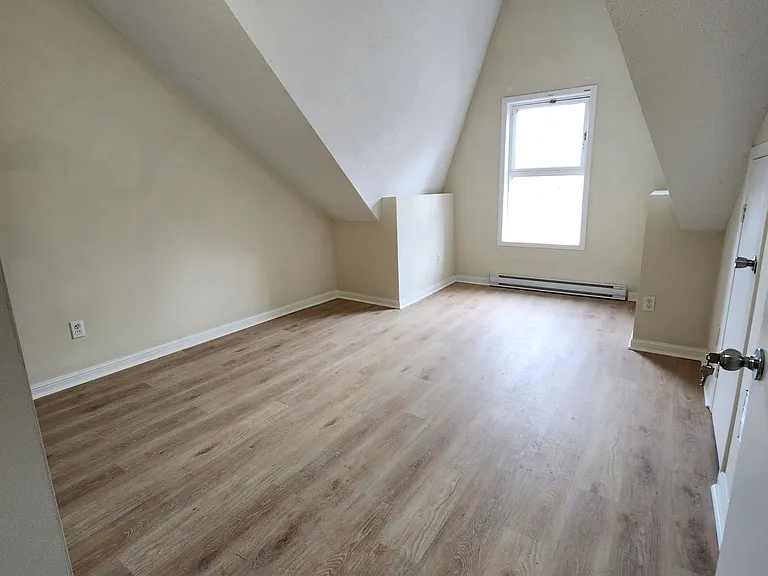 558 Spadina Cres #3 — Photo 6