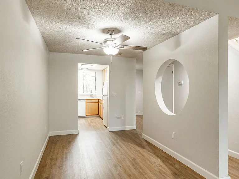 Cambridge Court Townhomes — Photo 33