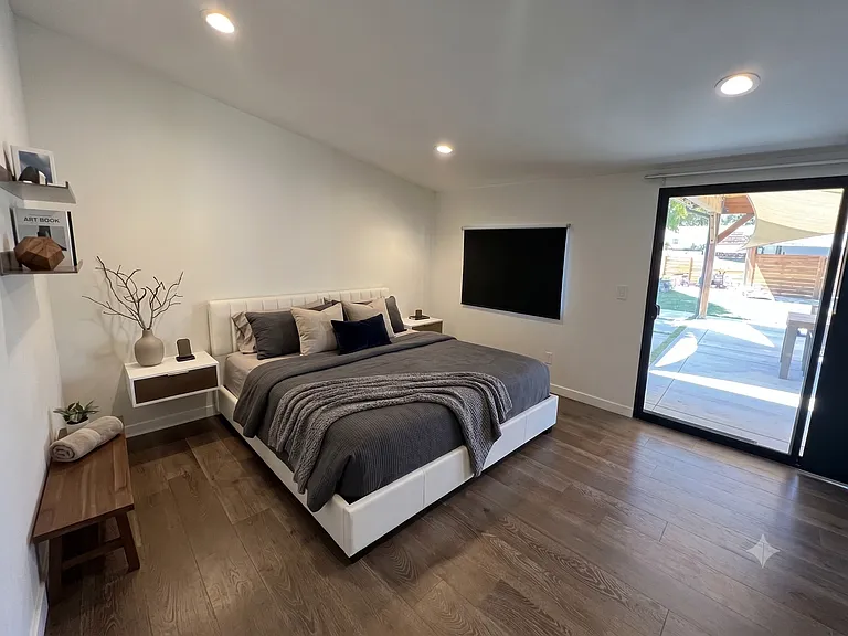 5647 Comanche Ave — Photo 4