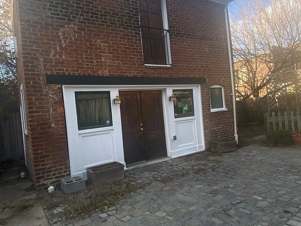 122 W Clay St