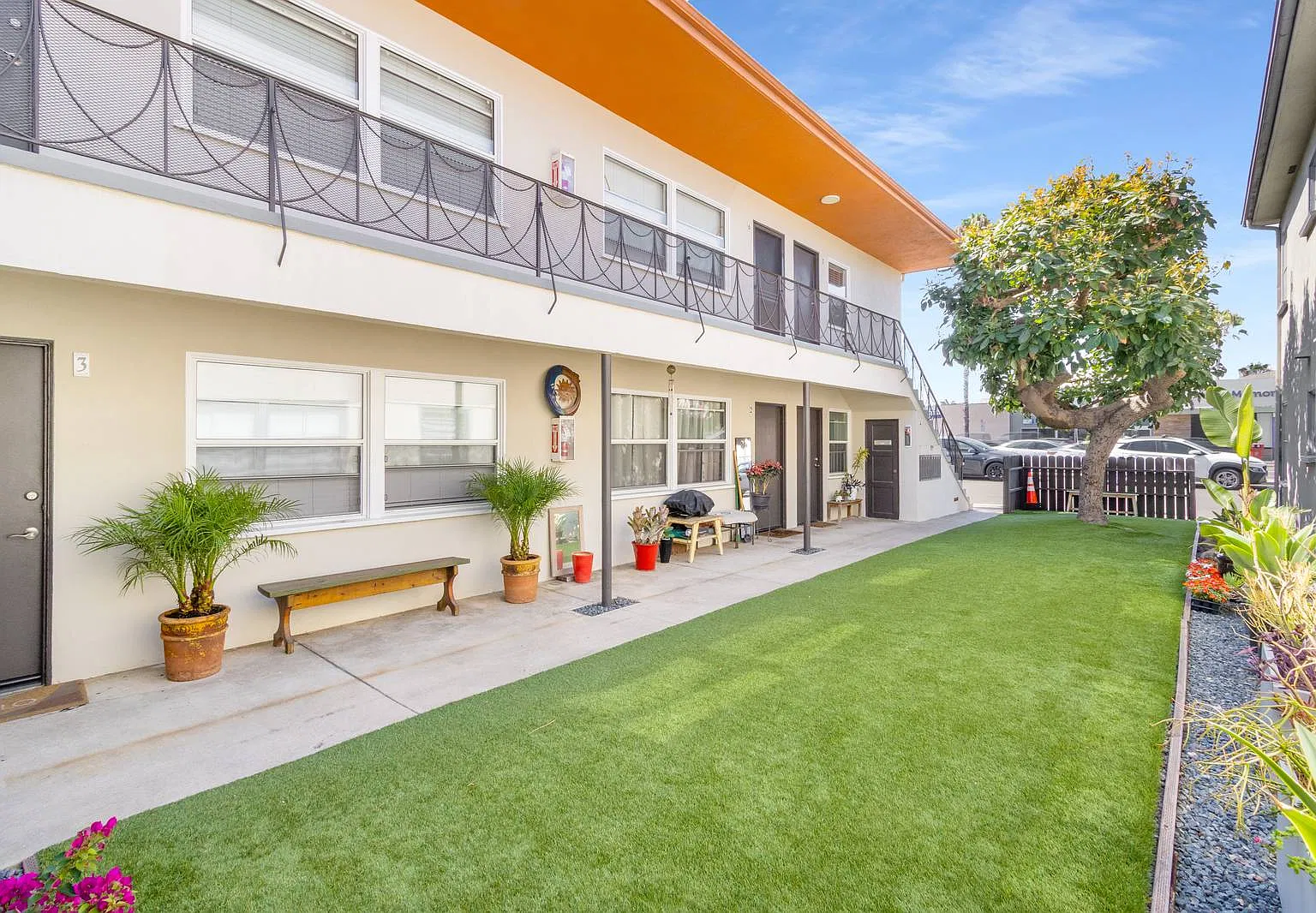 1 bed, 425 sqft, $2,050 — Photo 2