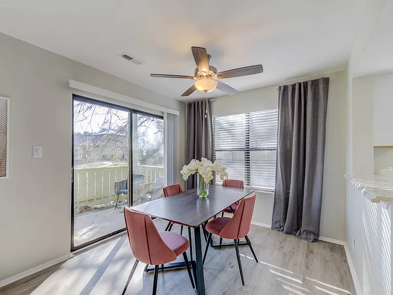Lago Vista Apartments — Photo 37
