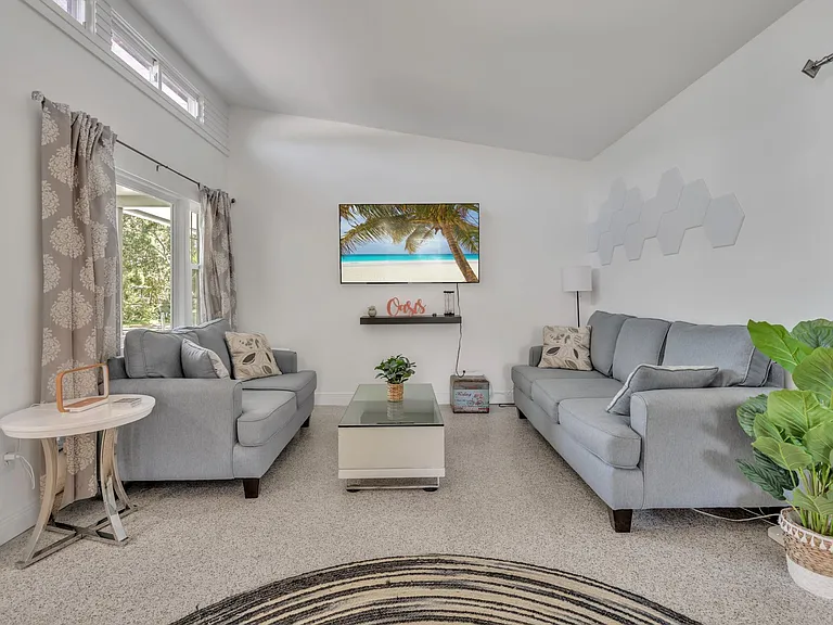 2414 Nassau St — Photo 10