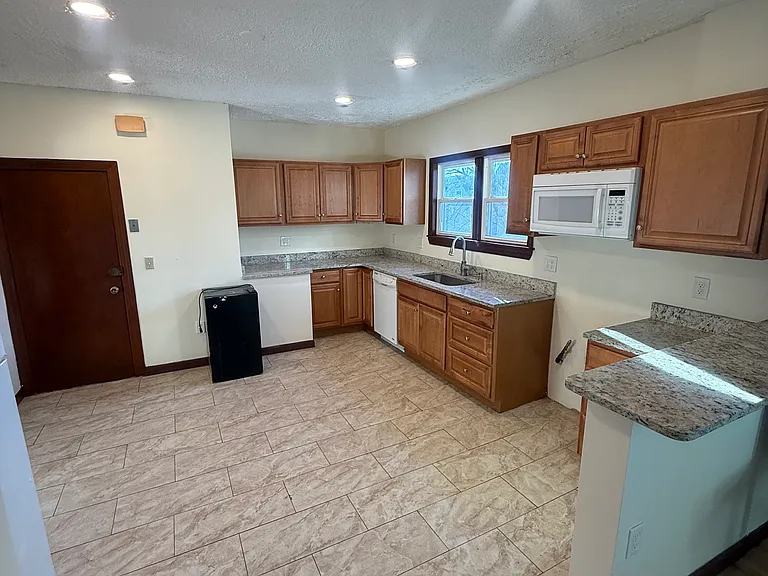 569 Main St #3 — Photo 14