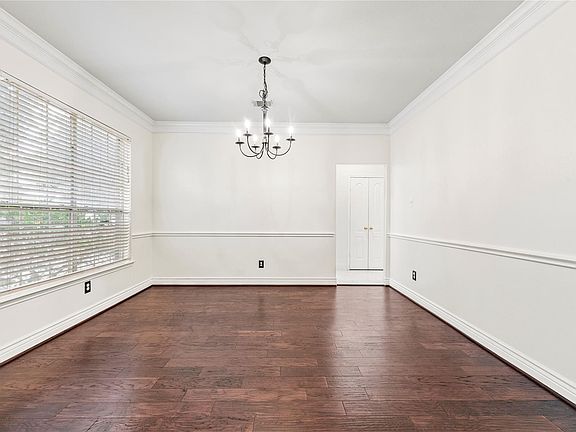 4th image of 402 Spring Trace Ct