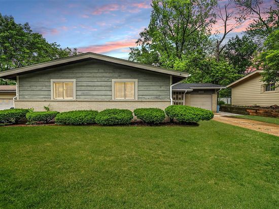 390 Waterford Dr, Florissant, MO 63033