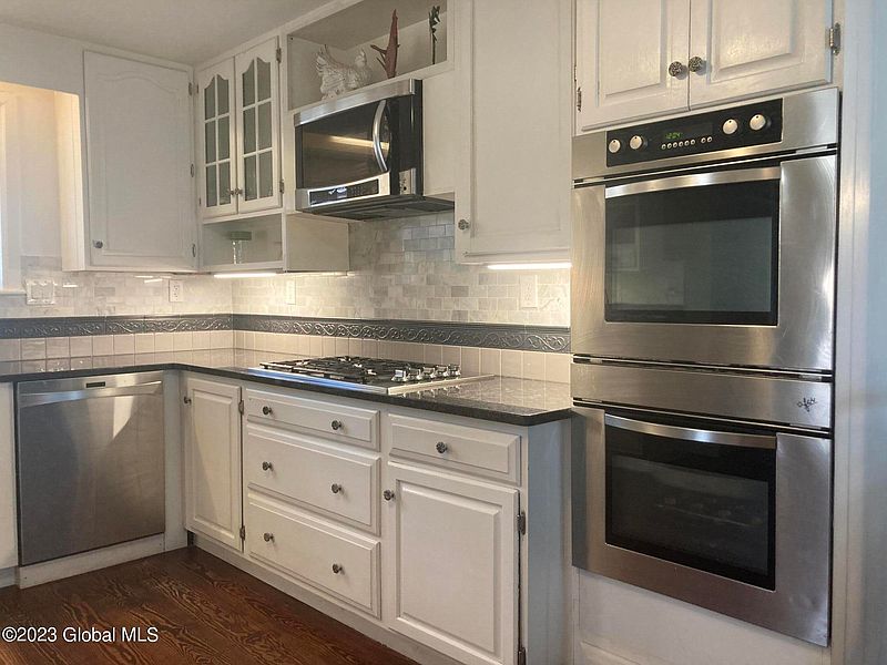 2nd image of 207 Saratoga Avenue