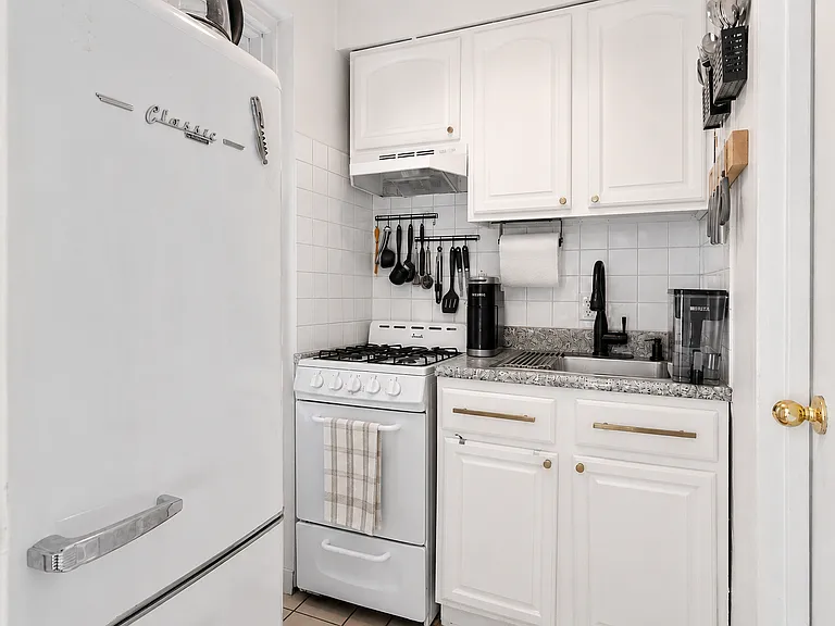 196 Prince St #2R — Photo 4