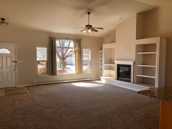 Spacious living room 