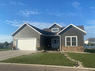 1546 Creekside Dr W, Williston, ND 58801