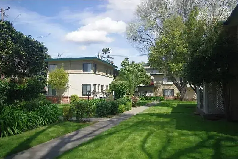 Linvale Townhomes — Photo 3