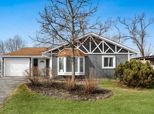 10 Evergreen Ln, Carpentersville, IL