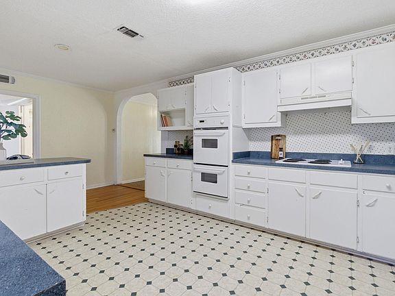 5th image of 3816 Yale St