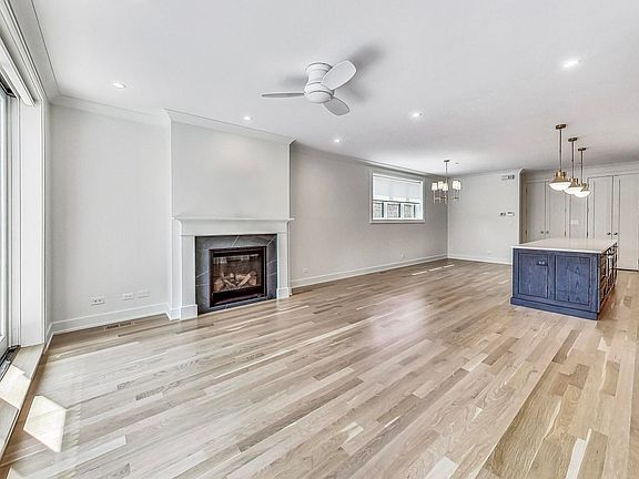 3rd image of 3815 N Lakewood Ave #1E