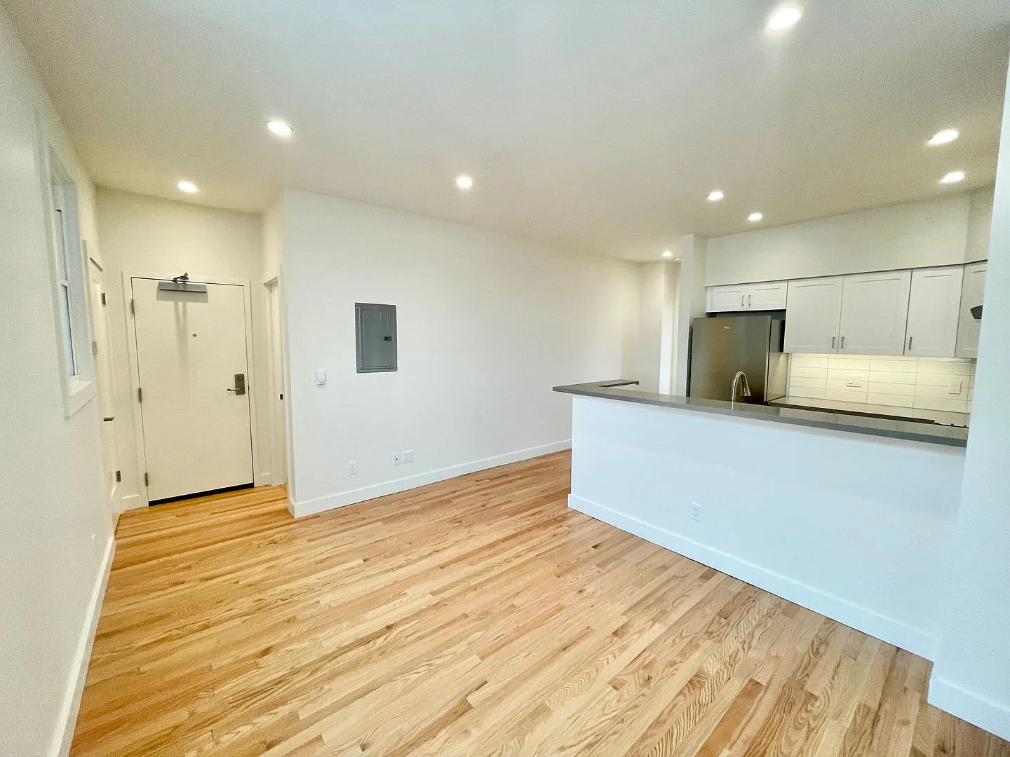 Top Floor 1bd/1ba Marina Apartment! In Unit Laundry! Location! Progressive — Photo 4