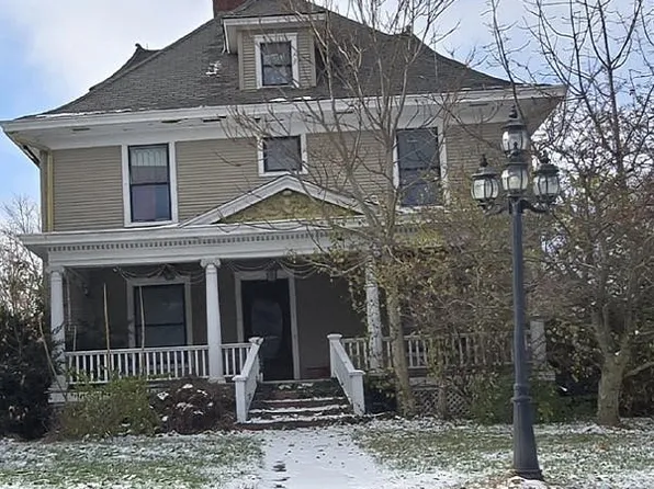 268 N Broad St, Carlinville, IL 62626