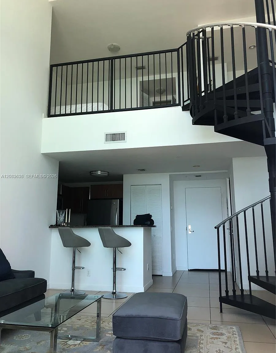 Met 1 Condo — Photo 3