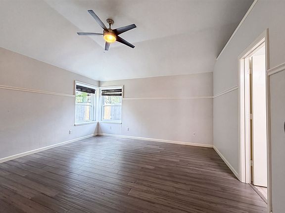 4th image of 2831 Red Oak Dr
