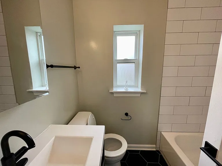 2621-2623 Woodburn Ave. — Photo 9