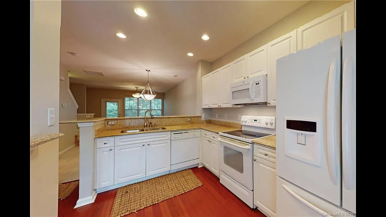 15250 Coventry Court Ln — Photo 3
