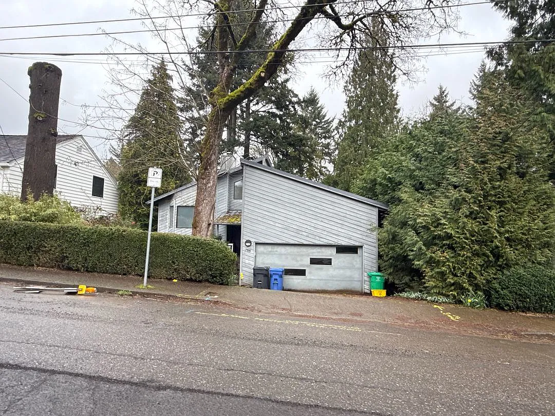 755 SW Chestnut St photo 1