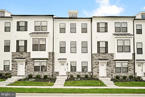 450 Herringbone Way Photo 1