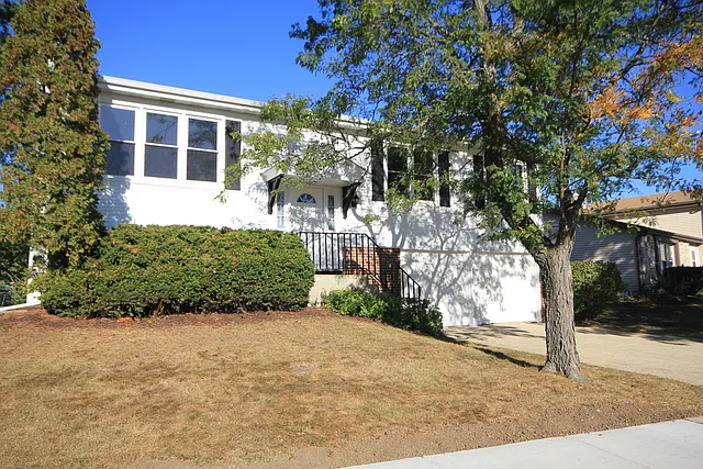 1914 Burr Oak Ln photo 1