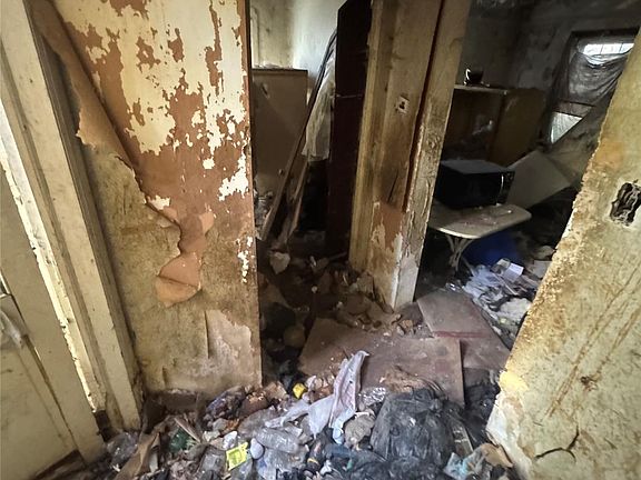 4th image of 7521 Rutherford St