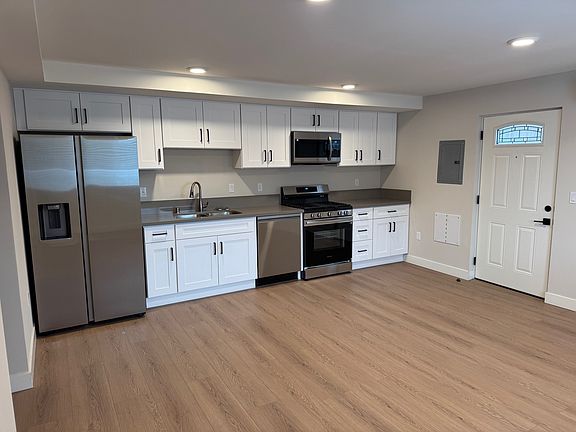 3rd image of 11471 Oxnard St #11