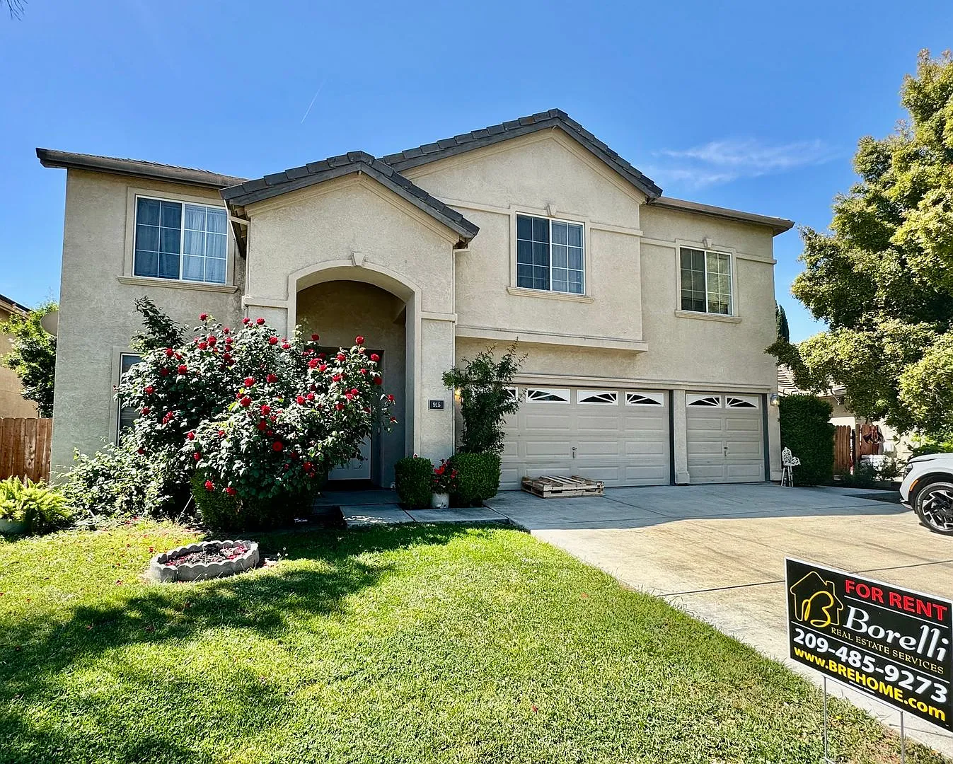 Reduced~ Huge 4 Bedroom + Den, 3 Bath Southside Home For Rent — Photo 1