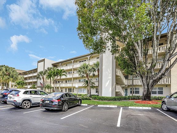 5th image of 4701 Martinique Drive #M4