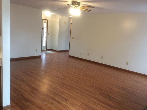 3rd image of 270 Green Oak Dr