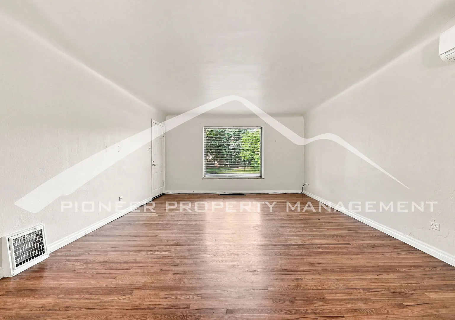 Spacious Home with Fenced Yard and Washer/Dryer — Photo 3