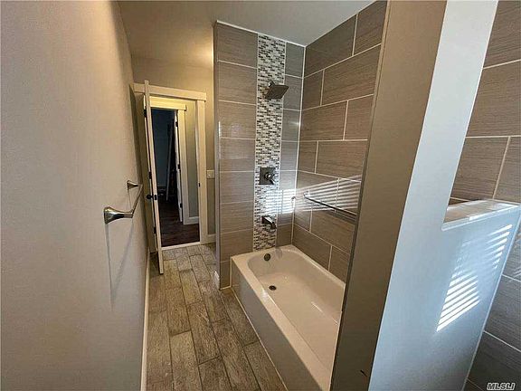 4th image of 10 Grassy Pond Dr