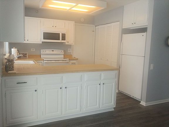 3rd image of 7216 Oxford Cir