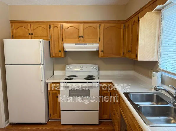 5884 W 58th St APT 200, Mission, KS 66202