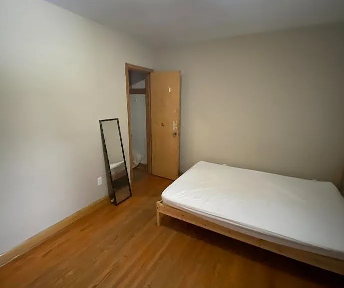 81 Elgin Cres #3 — Photo 2