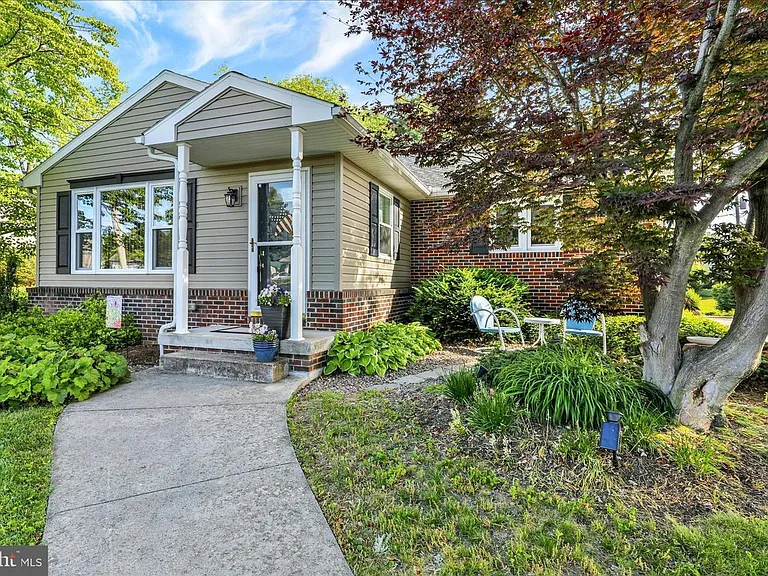 41 W College Ave — Photo 4