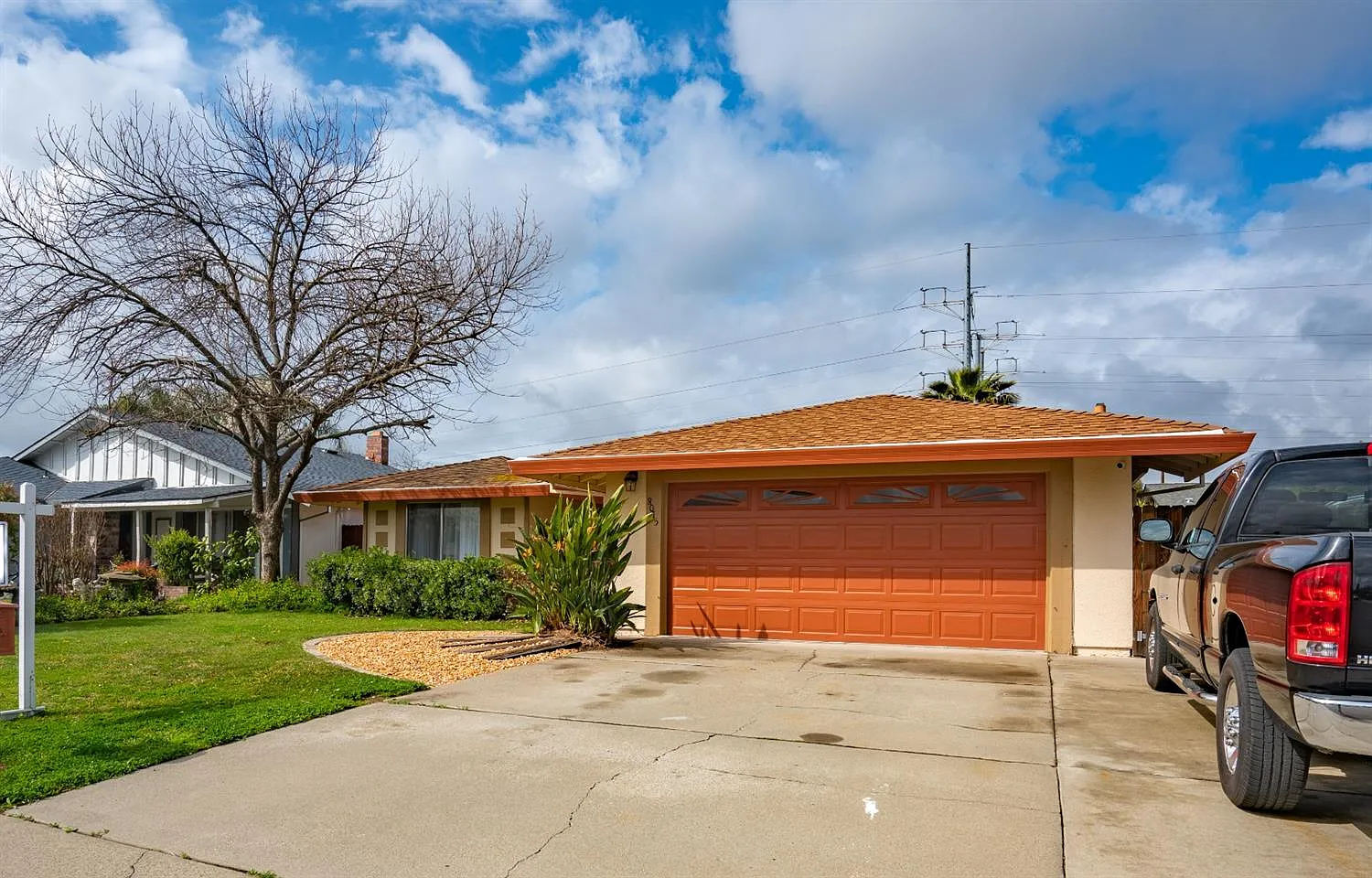 8075 Ingleside Way photo 1