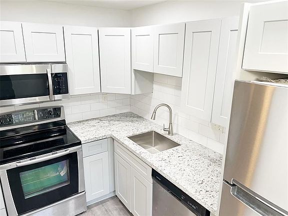 3rd image of 510 Gardens Dr