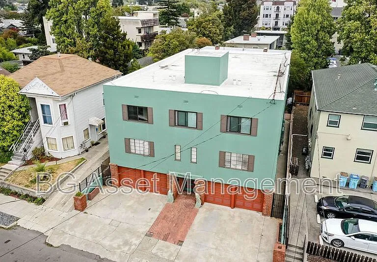 1919 Curtis St #10 — Photo 17